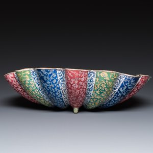 A Chinese Canton enamel helm-shaped ewer with shell-shaped basin, Yongzheng/Qianlong — photo 4