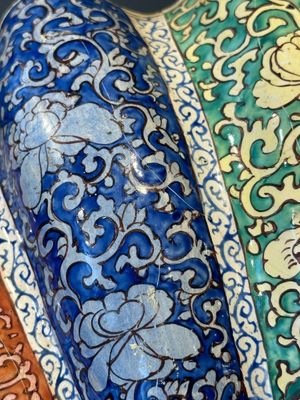 A Chinese Canton enamel helm-shaped ewer with shell-shaped basin, Yongzheng/Qianlong — photo 12