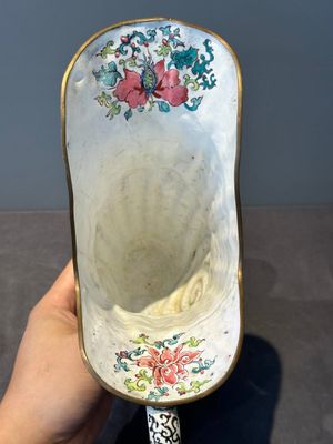 A Chinese Canton enamel helm-shaped ewer with shell-shaped basin, Yongzheng/Qianlong — photo 19