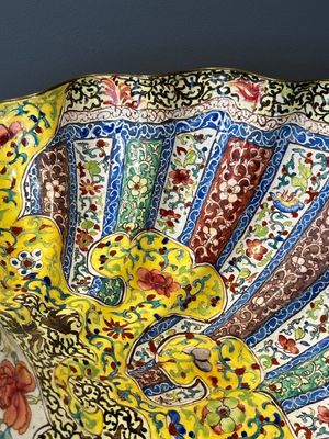 A Chinese Canton enamel helm-shaped ewer with shell-shaped basin, Yongzheng/Qianlong — photo 5
