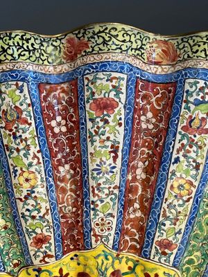 A Chinese Canton enamel helm-shaped ewer with shell-shaped basin, Yongzheng/Qianlong — photo 6