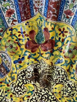 A Chinese Canton enamel helm-shaped ewer with shell-shaped basin, Yongzheng/Qianlong — photo 7