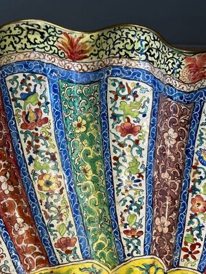 A Chinese Canton enamel helm-shaped ewer with shell-shaped basin, Yongzheng/Qianlong — photo 8