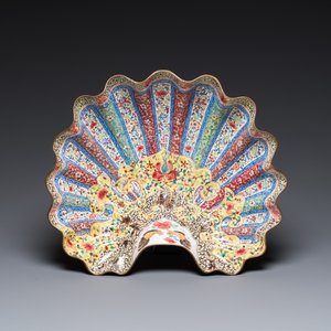 A Chinese Canton enamel helm-shaped ewer with shell-shaped basin, Yongzheng/Qianlong — photo 2