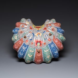 A Chinese Canton enamel helm-shaped ewer with shell-shaped basin, Yongzheng/Qianlong — photo 3