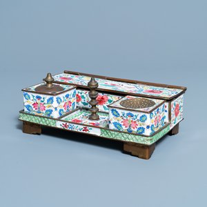 A Chinese Canton enamel inkwell set on stand, Qianlong — 照片 1
