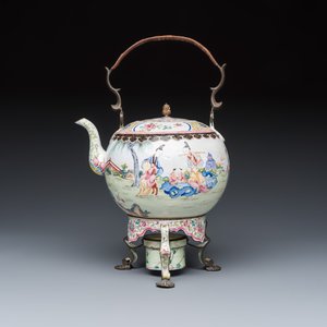 A Chinese Canton enamel kettle and stand with figural design — 照片 1