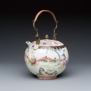 A Chinese Canton enamel kettle and stand with figural design — 照片 5