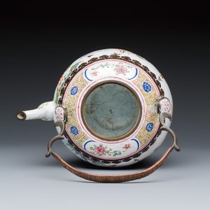 A Chinese Canton enamel kettle and stand with figural design — 照片 6