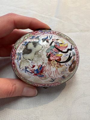 A Chinese Canton enamel 'Long Mu and a dragon' oval cosmetic box, 18th C. — photo 1