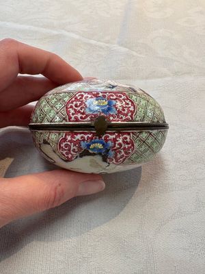A Chinese Canton enamel 'Long Mu and a dragon' oval cosmetic box, 18th C. — photo 2