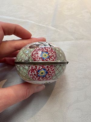 A Chinese Canton enamel 'Long Mu and a dragon' oval cosmetic box, 18th C. — photo 3