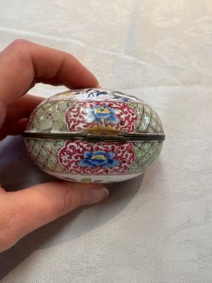 A Chinese Canton enamel 'Long Mu and a dragon' oval cosmetic box, 18th C. — photo 4