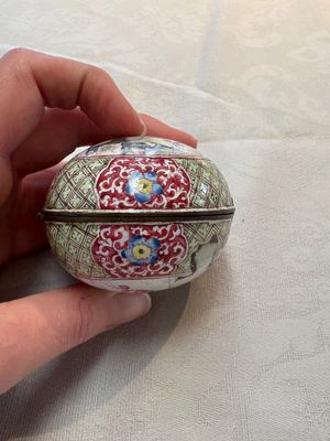 A Chinese Canton enamel 'Long Mu and a dragon' oval cosmetic box, 18th C. — photo 5