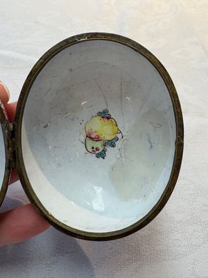 A Chinese Canton enamel 'Long Mu and a dragon' oval cosmetic box, 18th C. — photo 7