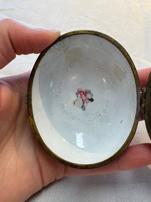 A Chinese Canton enamel 'Long Mu and a dragon' oval cosmetic box, 18th C. — photo 8