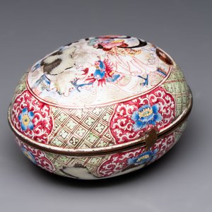A Chinese Canton enamel 'Long Mu and a dragon' oval cosmetic box, 18th C. — photo 1