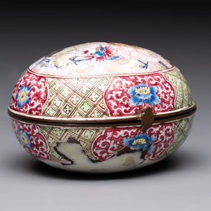 A Chinese Canton enamel 'Long Mu and a dragon' oval cosmetic box, 18th C. — photo 2