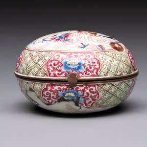 A Chinese Canton enamel 'Long Mu and a dragon' oval cosmetic box, 18th C. — photo 3
