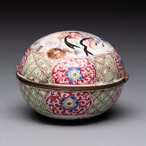 A Chinese Canton enamel 'Long Mu and a dragon' oval cosmetic box, 18th C. — photo 4