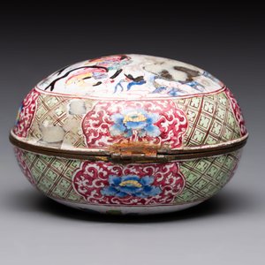 A Chinese Canton enamel 'Long Mu and a dragon' oval cosmetic box, 18th C. — photo 5