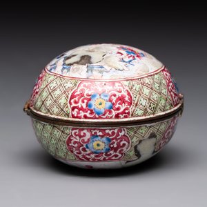 A Chinese Canton enamel 'Long Mu and a dragon' oval cosmetic box, 18th C. — photo 6
