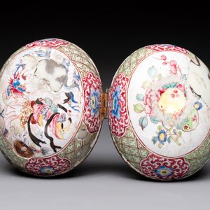 A Chinese Canton enamel 'Long Mu and a dragon' oval cosmetic box, 18th C. — photo 7
