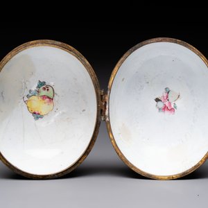 A Chinese Canton enamel 'Long Mu and a dragon' oval cosmetic box, 18th C. — photo 8