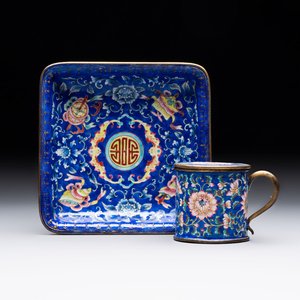 A Chinese Canton enamel mustard jar and square dish, Qianlong/Jiaqing — 照片 1