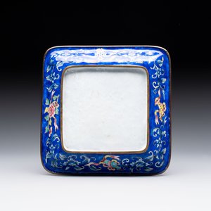 A Chinese Canton enamel mustard jar and square dish, Qianlong/Jiaqing — 照片 3