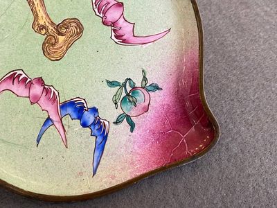 A Chinese Canton enamel peach-shaped saucer dish, Yongzheng — photo 3