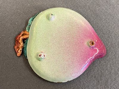 A Chinese Canton enamel peach-shaped saucer dish, Yongzheng — photo 4