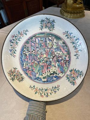 A Chinese Canton enamel plaque and large dish, Qianlong mark, 19th C. — photo 2