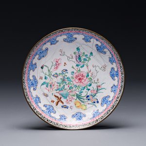 A Chinese Canton enamel plate with floral design, Yongzheng — 照片 1