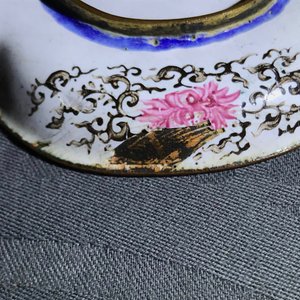 A Chinese Canton enamel quatrefoil 'Europeans' dish, Qianlong — 照片 4