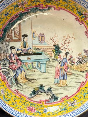 A Chinese Canton enamel 'San Niang Jiao Zi 三娘教子' plate, Shang Xin 賞心 mark, Qianlong — photo 2