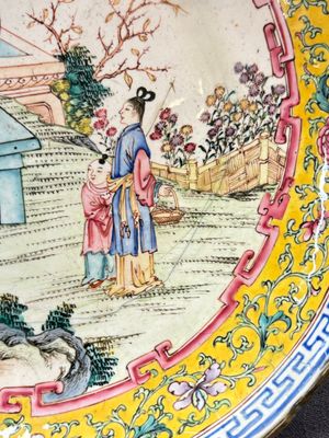 A Chinese Canton enamel 'San Niang Jiao Zi 三娘教子' plate, Shang Xin 賞心 mark, Qianlong — photo 3