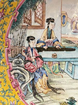 A Chinese Canton enamel 'San Niang Jiao Zi 三娘教子' plate, Shang Xin 賞心 mark, Qianlong — photo 4