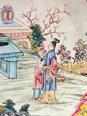 A Chinese Canton enamel 'San Niang Jiao Zi 三娘教子' plate, Shang Xin 賞心 mark, Qianlong — photo 5