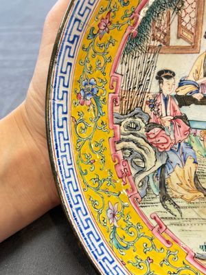 A Chinese Canton enamel 'San Niang Jiao Zi 三娘教子' plate, Shang Xin 賞心 mark, Qianlong — photo 6