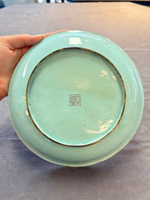 A Chinese Canton enamel 'San Niang Jiao Zi 三娘教子' plate, Shang Xin 賞心 mark, Qianlong — photo 7