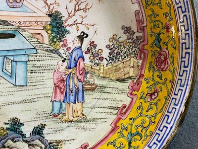 A Chinese Canton enamel 'san niang jiao zi' plate, Shang Xin 賞心 mark, Qianlong — 照片 3