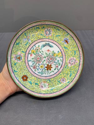 A Chinese Canton enamel 'sanduo' plate, Qianlong — 照片 1
