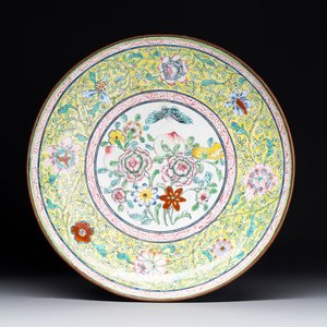 A Chinese Canton enamel 'sanduo' plate, Qianlong — 照片 1