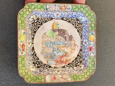 A Chinese Canton enamel square saucer dish with a scholar drinking wine, Yongzheng/Qianlong — 照片 1