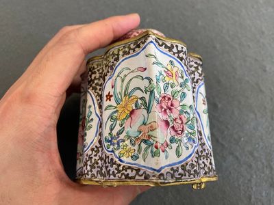 A Chinese Canton enamel tea caddy and cover, Yongzheng/Qianlong — photo 3