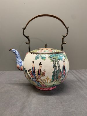 A Chinese Canton enamel teapot and cover, Qianlong — photo 1