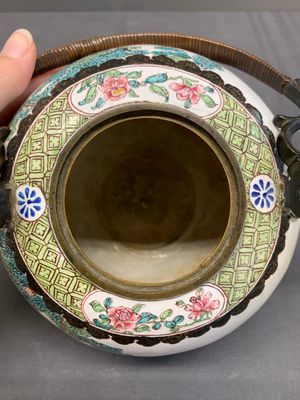 A Chinese Canton enamel teapot and cover, Qianlong — photo 11