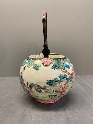 A Chinese Canton enamel teapot and cover, Qianlong — photo 2