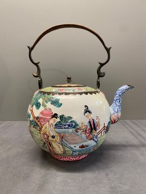 A Chinese Canton enamel teapot and cover, Qianlong — photo 3